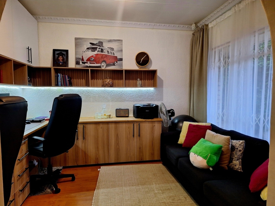 3 Bedroom Property for Sale in Kannoniers Park North West